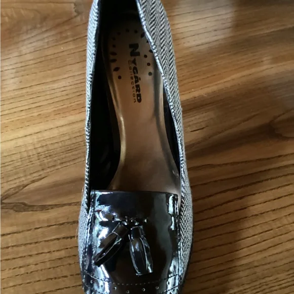 Elegant Herringbone Heels with Black Accents - Picture 2 of 7